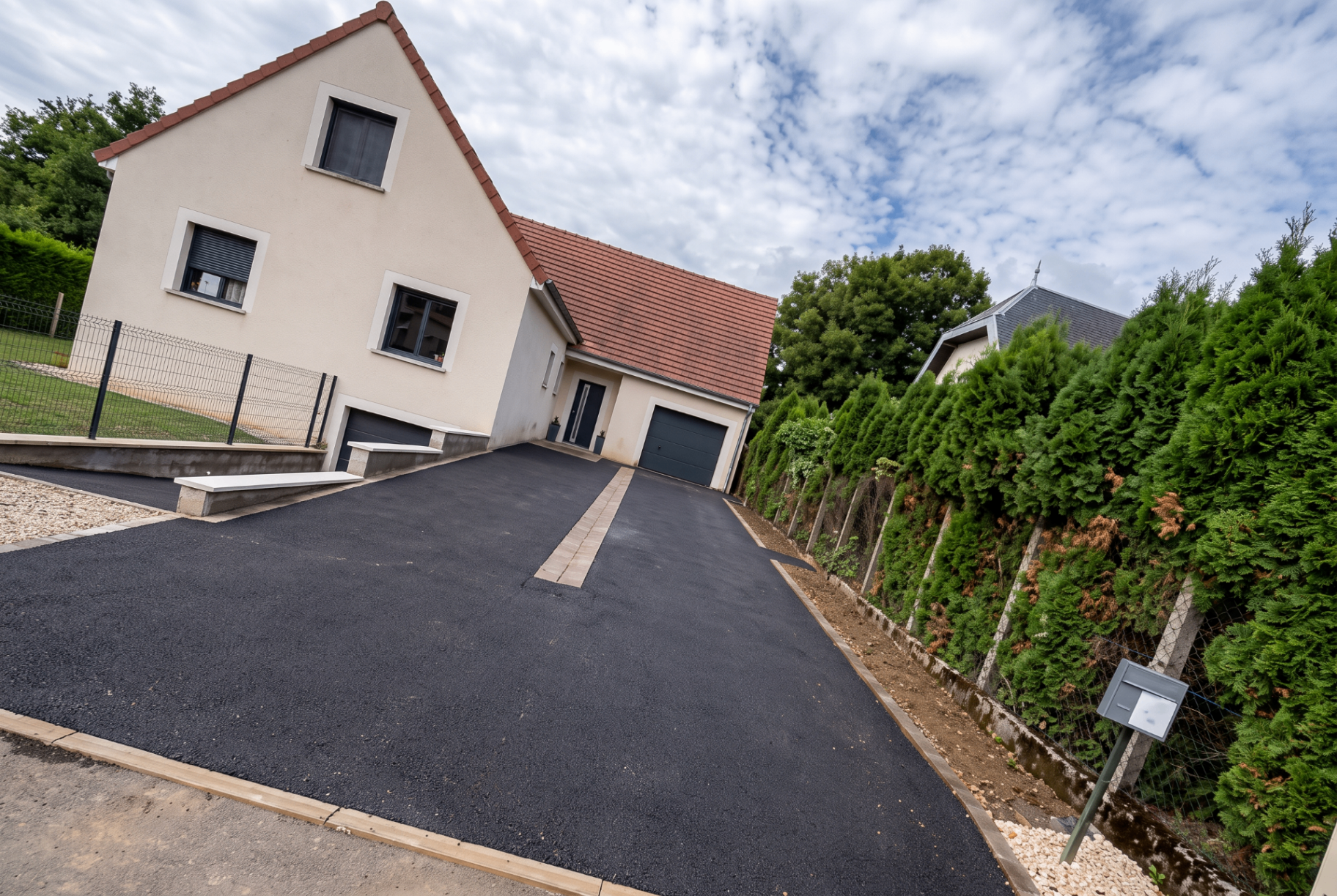 Cour et allée d'une maison en Côte-d'Or après aménagement extérieur